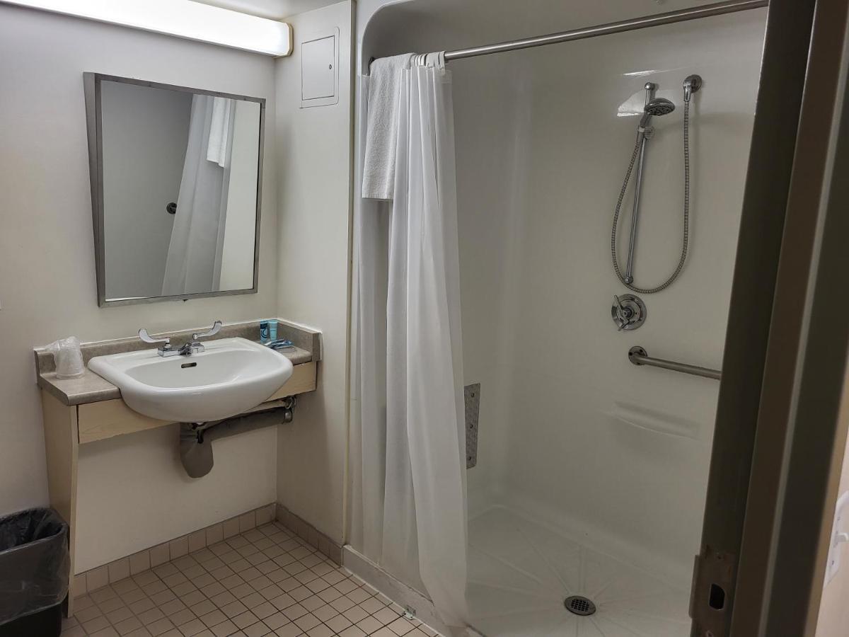 Residence & Conference Centre - Windsor Bagian luar foto