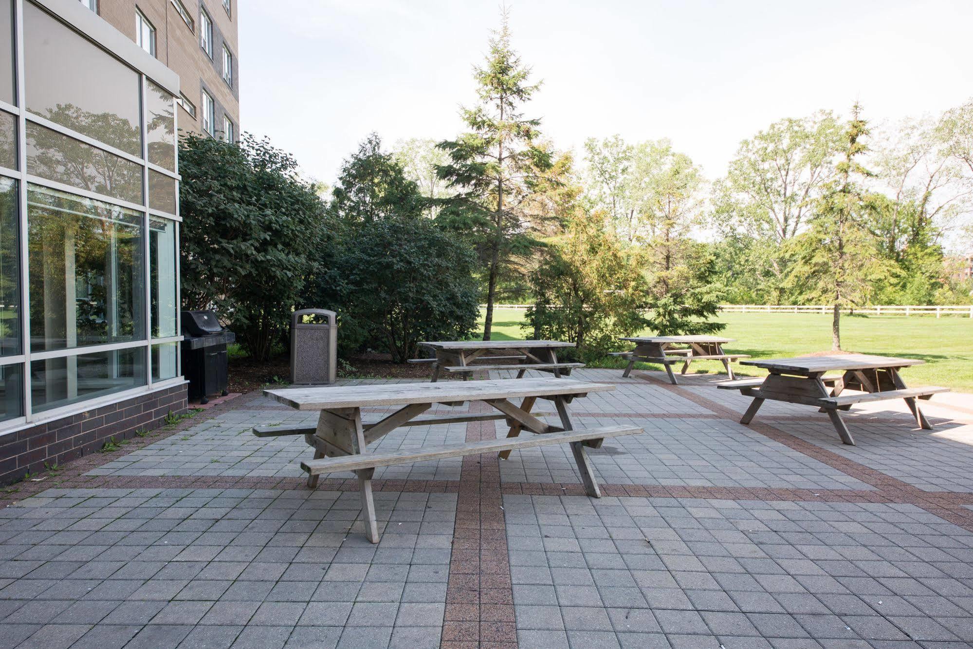 Residence & Conference Centre - Windsor Bagian luar foto